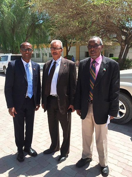 Mahdi Hassan leder i DNSK, informasjonsministeren Cisman Cabdillaahi Cadaan og landbruksministeren Mohamed Aw Dahir